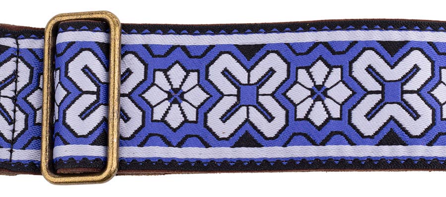 Gaucho GST-1283-4 Classic Jacquard Series Gitaarband van 5 cm breed jacquardweefsel, leren uiteinden met bevestigingspinnen, messing gesp en suède achterzijde, paars-wit