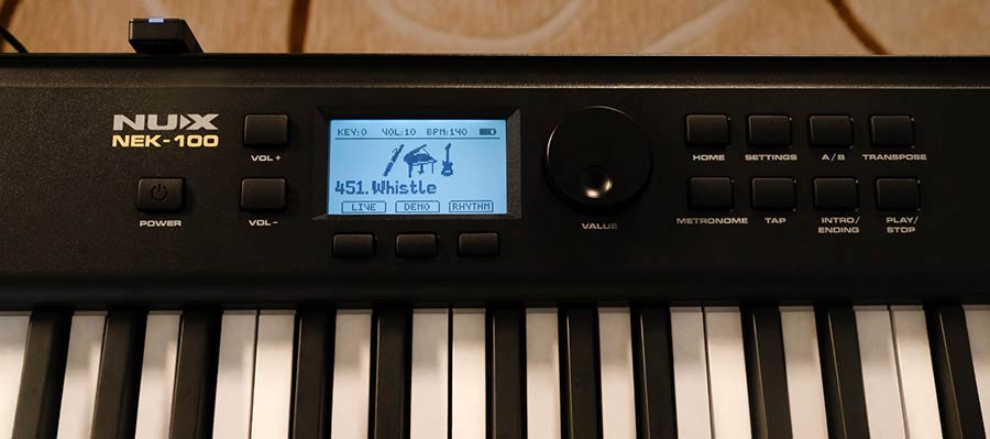NUX NEK-100 draagbaar keyboard met 61 aanslaggevoelige toetsen