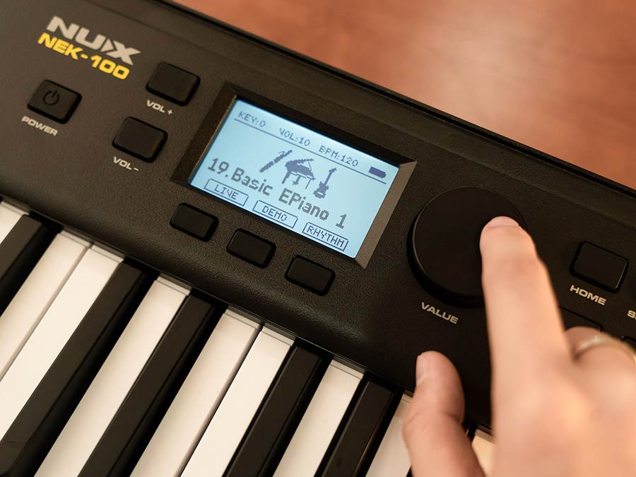 NUX NEK-100 draagbaar keyboard met 61 aanslaggevoelige toetsen