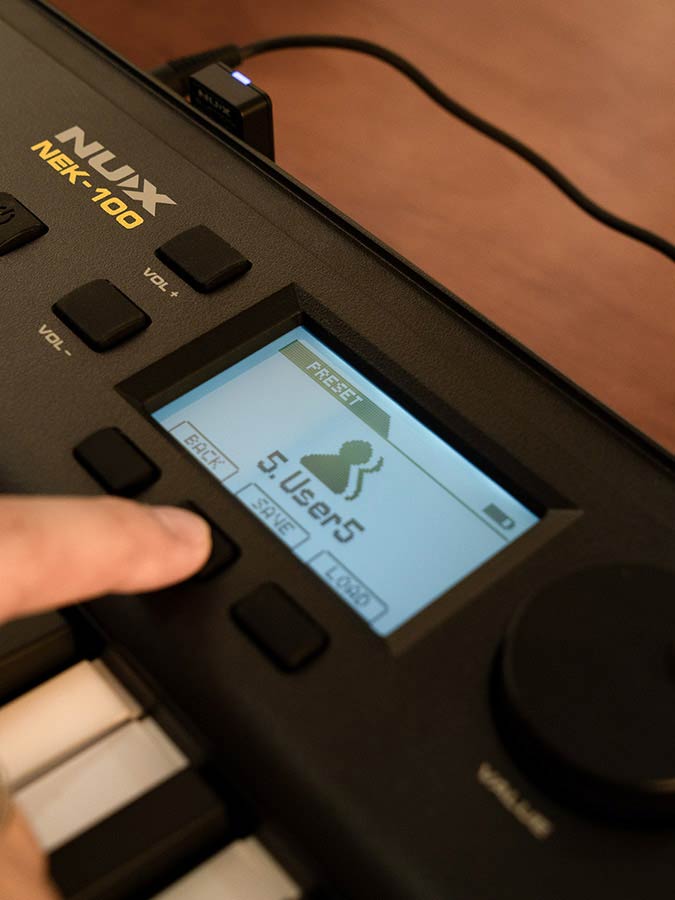 NUX NEK-100 draagbaar keyboard met 61 aanslaggevoelige toetsen