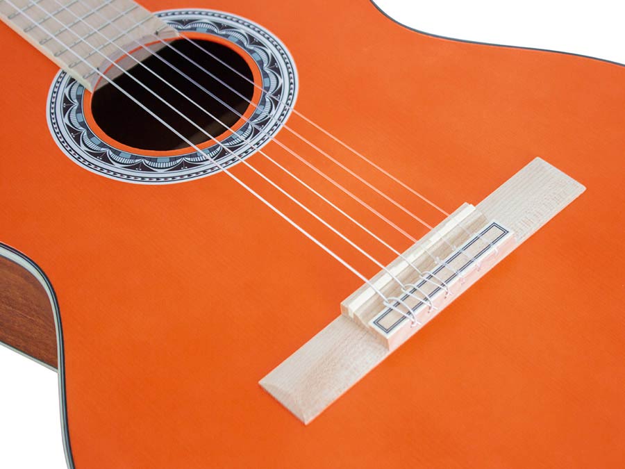 Valencia: Klassieke gitaar 4/4, sitka spar & mahonie, oranje