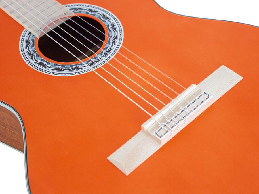 Valencia: Klassieke gitaar 4/4, hybride hals, sitka spar & mahonie, oranje