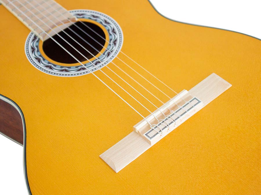 Valencia:"Klassieke gitaar 4/4, hybride hals, sitka spar & mahonie, geel