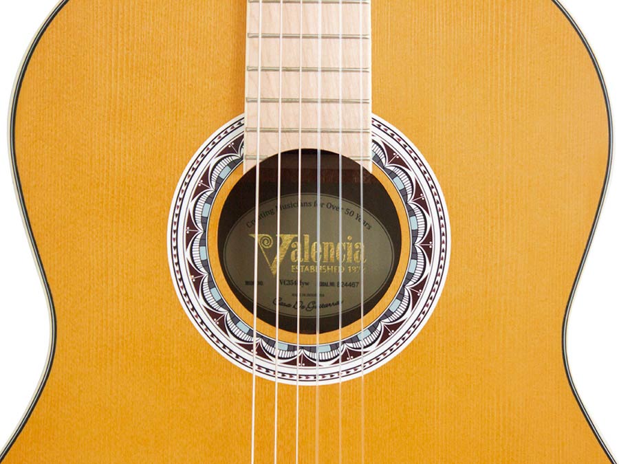 Valencia:"Klassieke gitaar 4/4, hybride hals, sitka spar & mahonie, geel