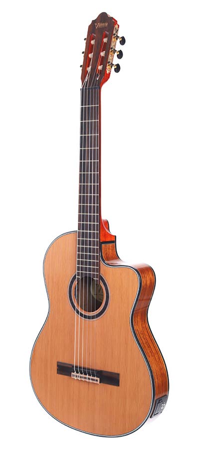 slim body klassieke gitaar 4/4, solid red cedar top, mahonie zij- en achterblad, Fishman pickup, ta