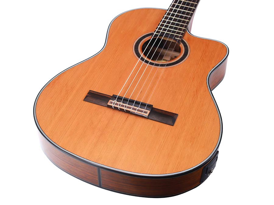 slim body klassieke gitaar 4/4, solid red cedar top, mahonie zij- en achterblad, Fishman pickup, ta