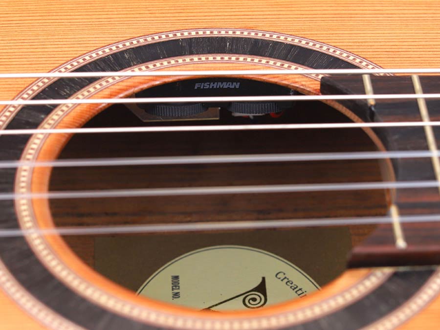 slim body klassieke gitaar 4/4, solid red cedar top, mahonie zij- en achterblad, Fishman pickup, ta