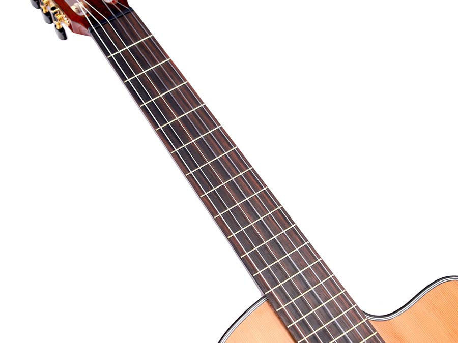 slim body klassieke gitaar 4/4, solid red cedar top, mahonie zij- en achterblad, Fishman pickup, ta