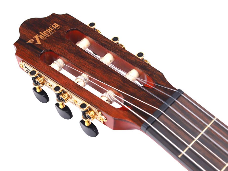 slim body klassieke gitaar 4/4, solid red cedar top, mahonie zij- en achterblad, Fishman pickup, ta