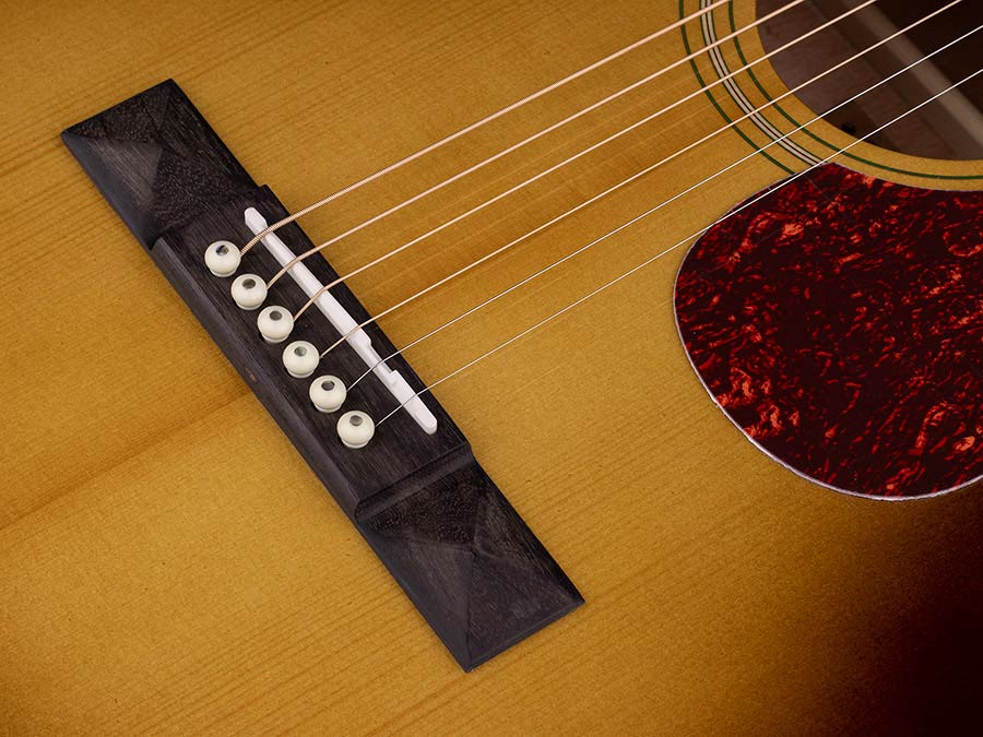 Richwood HSP-40-SB Heritage Series parlor gitaar met massief sparren bovenblad, edge sunburst