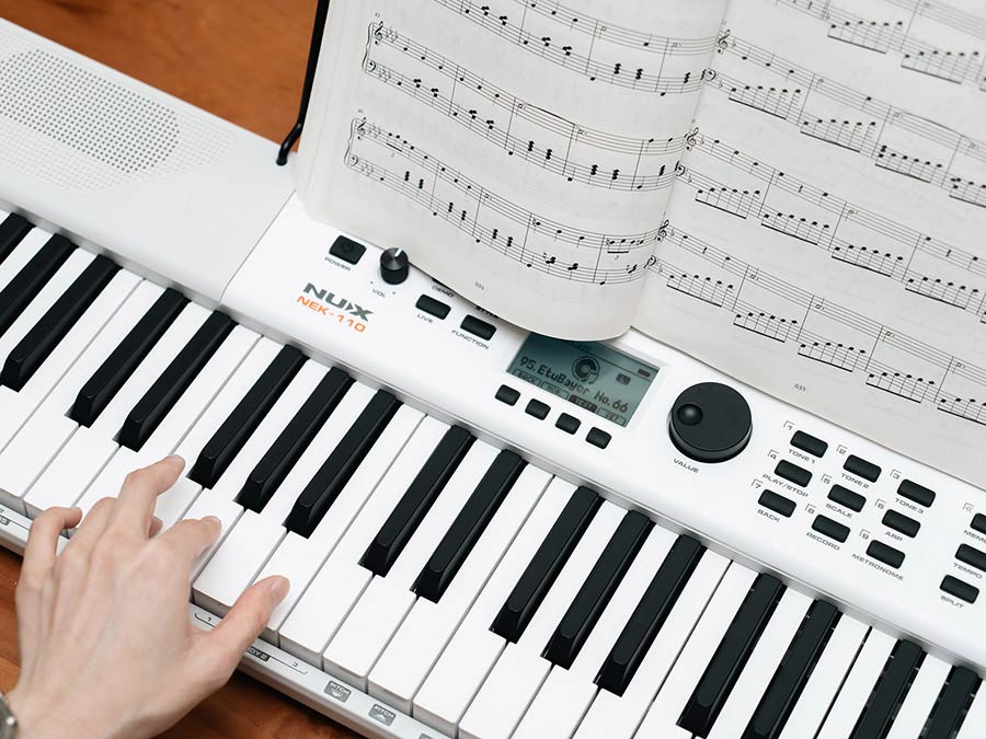 NUX NEK-100 draagbaar keyboard met 61 toetsen