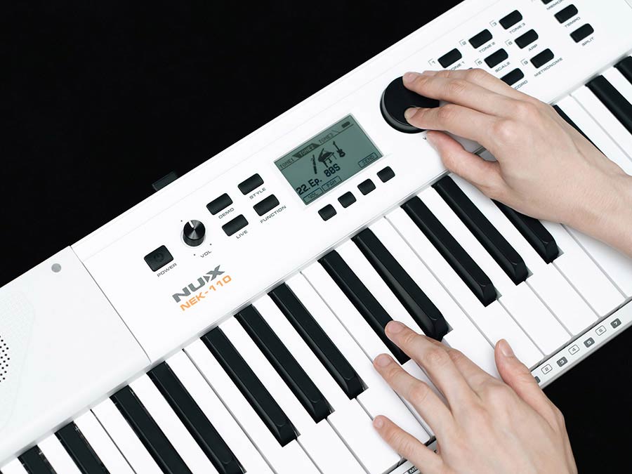 NUX NEK-100 draagbaar keyboard met 61 toetsen