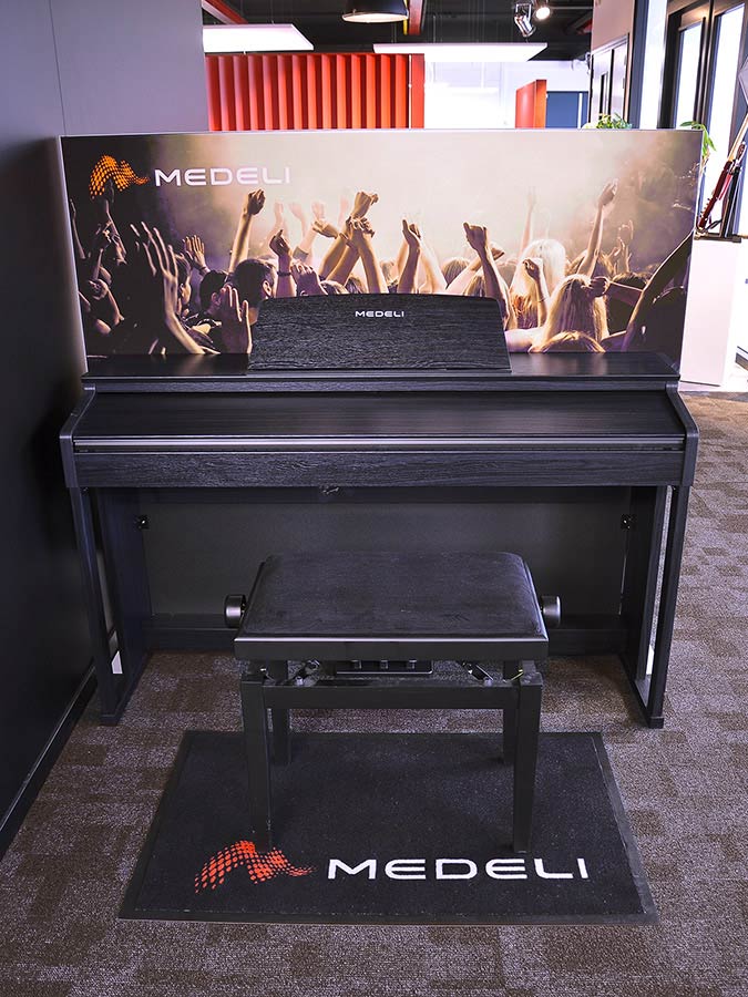 aluminum frame with 2 printed cloth screens - free standing on legs - 150x135cm